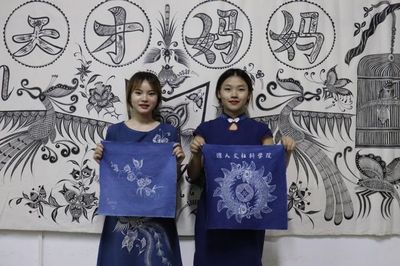 江蘇科技大學(xué)人文社科學(xué)院苗族蠟染實踐團(tuán)直播傳承非遺文化